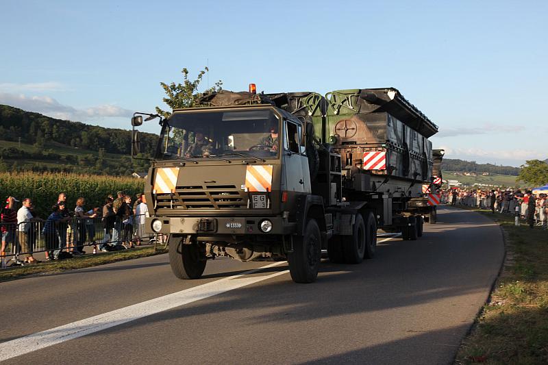 Modul der Schwimmbrücke 95 auf Steyr Sattelschlepper