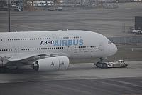 Airbus A380 wird geschleppt