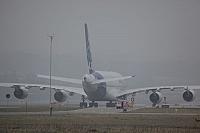 Airbus A380 vor dem Dock E