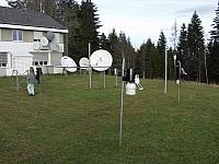 Wetterstationen, im Hintergrund die Sat-Uplink Anlage