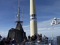 Sendeturm und vorne Wetterstation auf alter Beobachterhütte